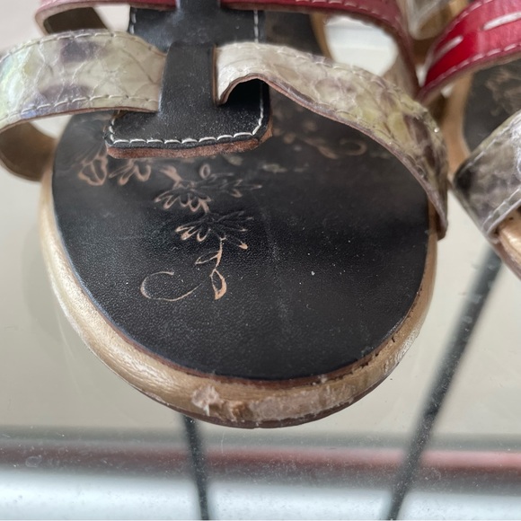 Spring Step sandals with fun floral detailing on the velcro closure. Size 38 - Picture 9 of 13